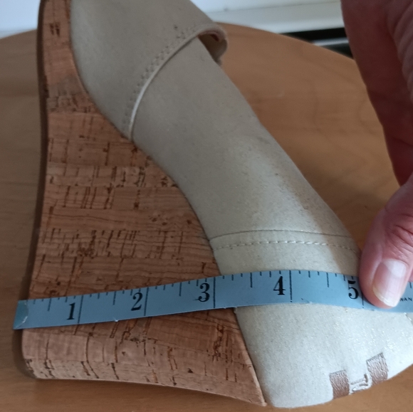 NEW TOMS Classic Wedge Peep-Toe Shoe Gold Shimmer Canvas Size 8.5 - Picture 5 of 6